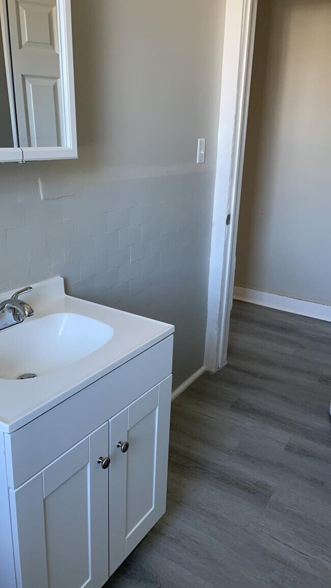 Building Photo - 323 Winthrop Ave