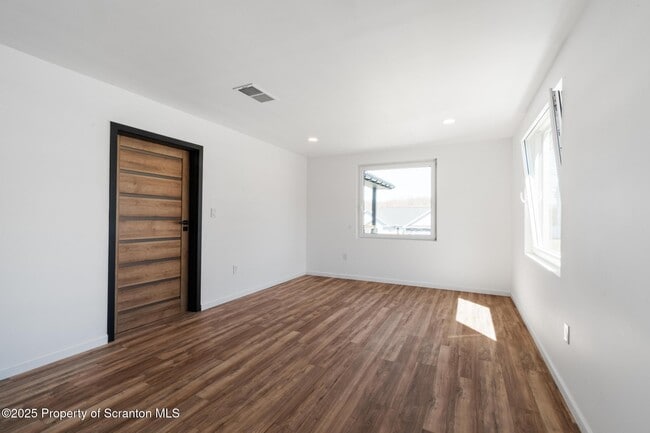 Building Photo - 203 Red Oak Dr