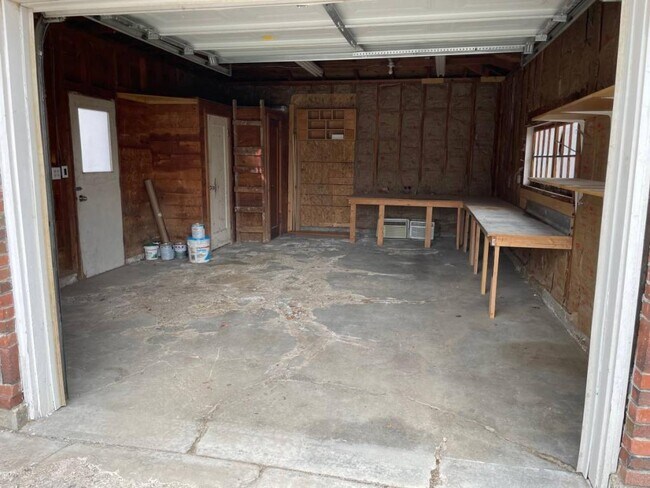 Building Photo - 1322 Middleton Rd