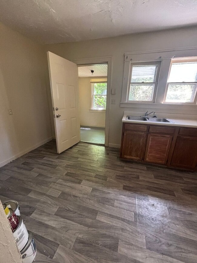 Building Photo - 3bd Single Cash Pay/Section 8