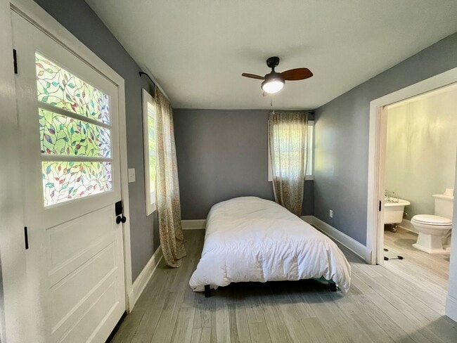 Building Photo - Beautiful Renovated 3 Bed 2 Bath Close to Downtown and UK