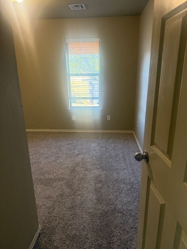 Building Photo - 3705 Matthew Dr