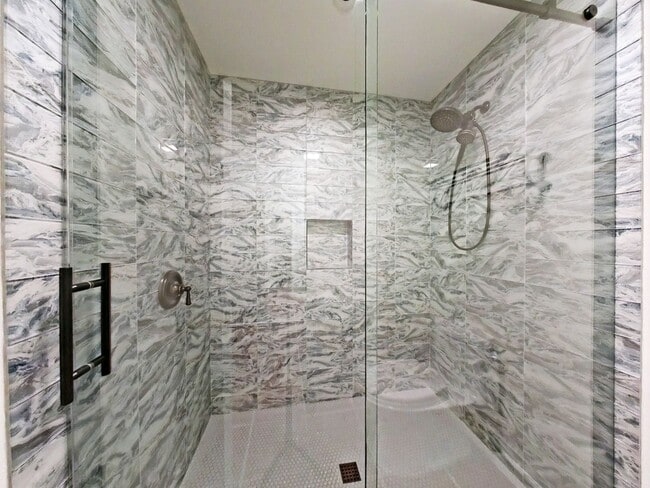 Building Photo - Charming 2-Bedroom Single-Story Furnished ...