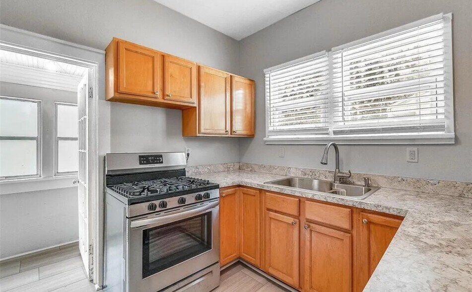 Building Photo - 300 Mary Ave