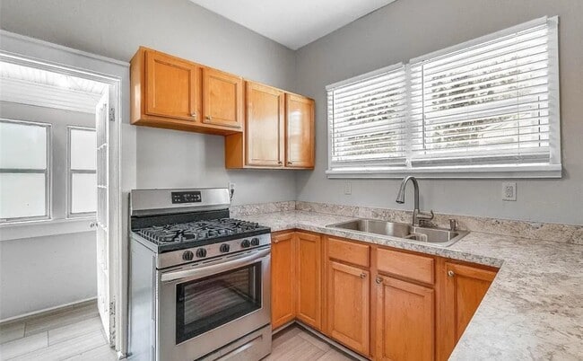 Building Photo - 300 Mary Ave