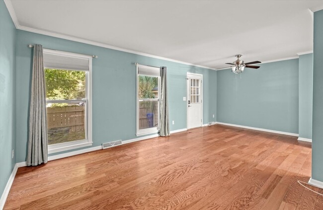 Building Photo - Inviting 3-bedroom, 1.5-bath home in the h...