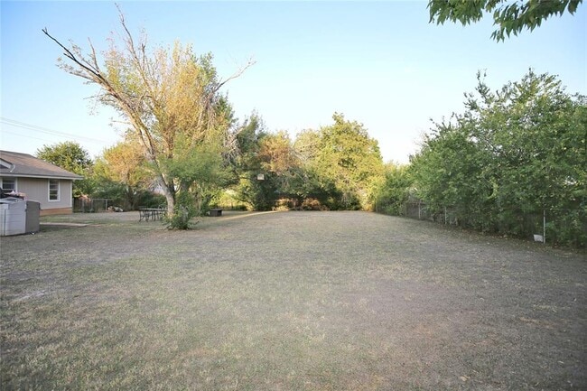 Building Photo - 204 Deerfield Park Dr