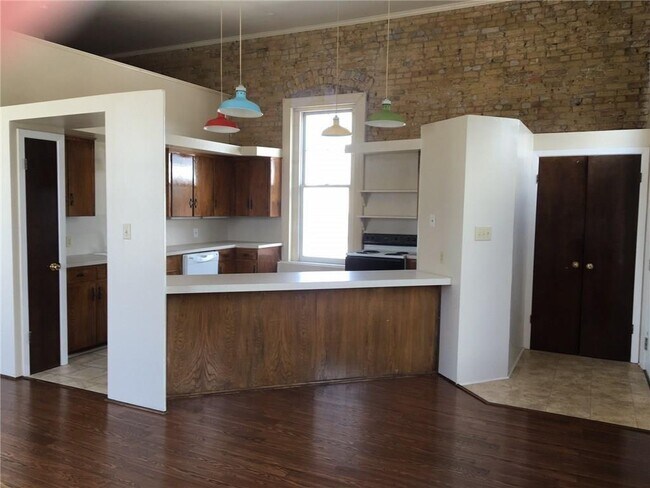 Building Photo - 1009 Main St