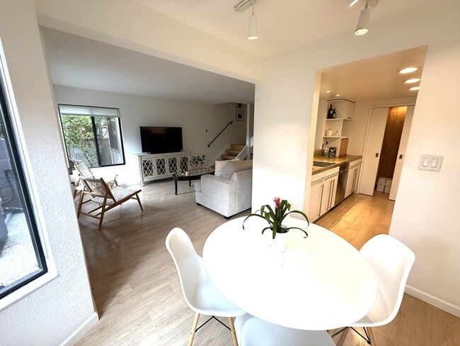 Building Photo - UPDATED TWO BEDROOM / ONE BATH TWO-STORY CONDO IN CAPTAINS COVE