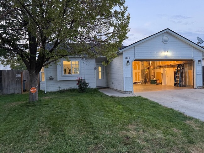 Building Photo - 1015 Flint Dr