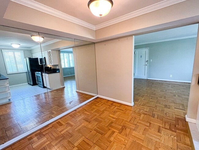 Building Photo - Sun-filled 1 Bed 1 Bath Condo With Garage Parking In The Heart Of Ballston - Water Included