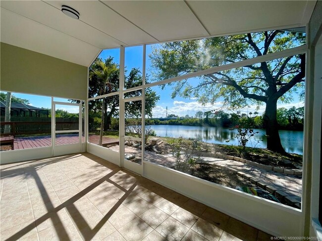 Building Photo - 4690 SW Babylon St