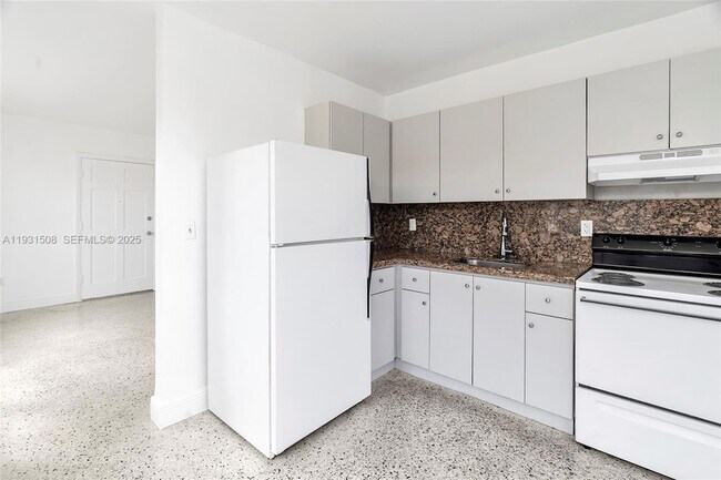 Building Photo - 644 SW 10th St