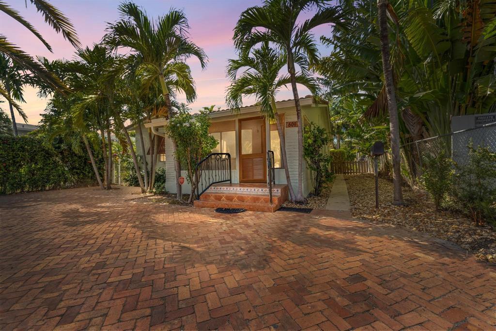 Building Photo - 609 NE 9th Ave