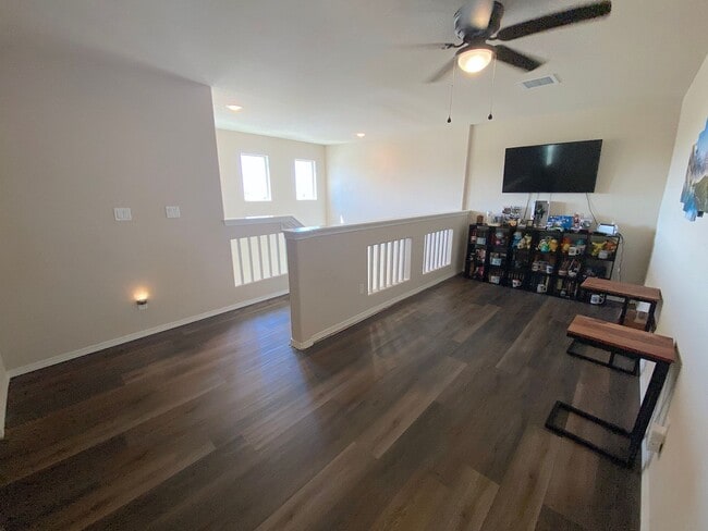 Building Photo - Gorgeous 4bed/3.5bath with 2 Master Bedrooms!