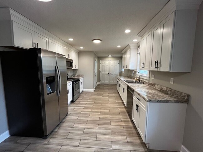 Building Photo - Updated 3 bed 2 bath house with yard and b...