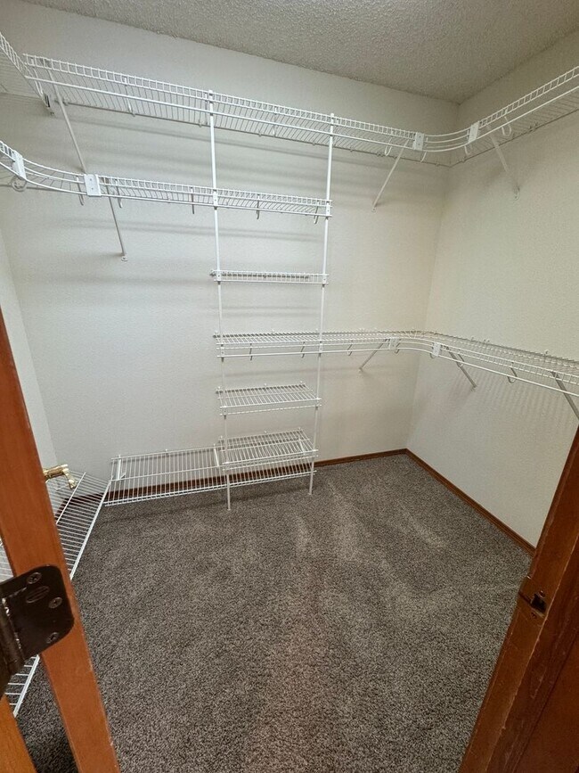 Building Photo - Charming 5 Bed 3 Bath House - MOVE IN SPECIAL - 1/2 Off First Months rent