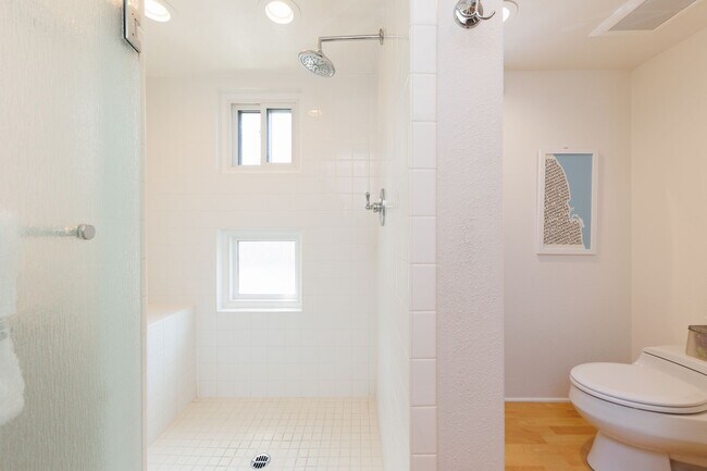 Building Photo - La Jolla Shores Living - Steps from the Be...