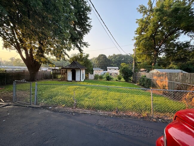 Building Photo - 337 Woodland Dr