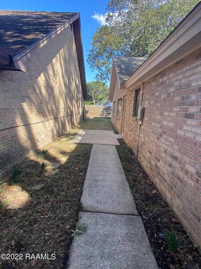 Building Photo - 32 Audubon Oaks Blvd