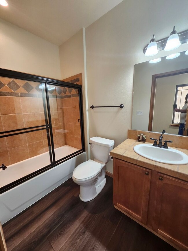 Building Photo - Tuscan-Style Townhome for Rent – Prime Ken...