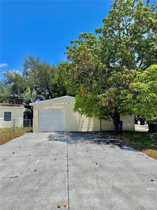 Building Photo - 2100 NE 173rd St