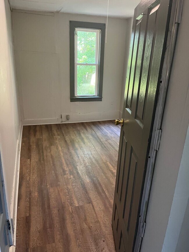 Building Photo - $795 - 2 bed 1 bath - Single Family Home