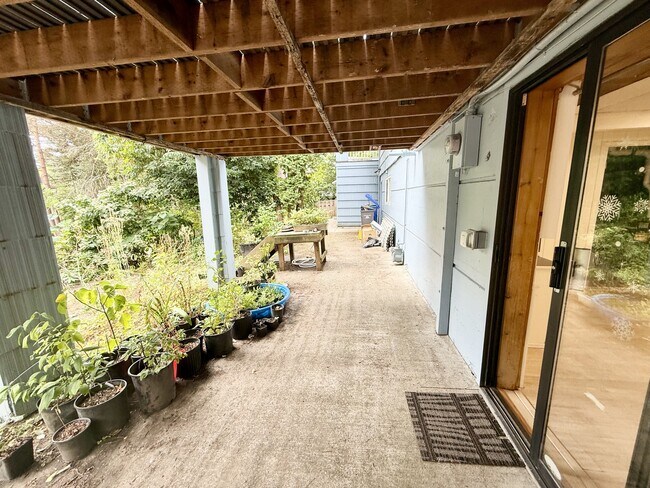 Building Photo - 4751 SW 53rd Ave