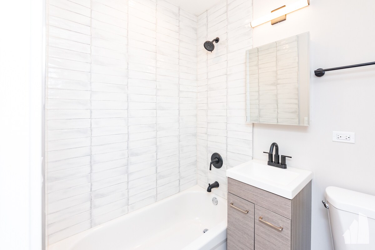 Building Photo - 651 W Wrightwood Ave