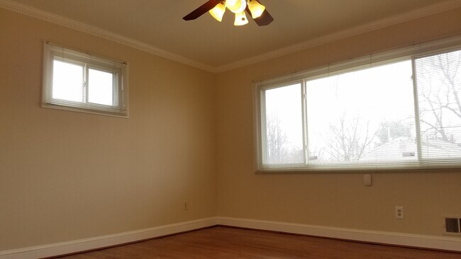 Building Photo - Spacious single family home in established Rockville neighborhood available now!