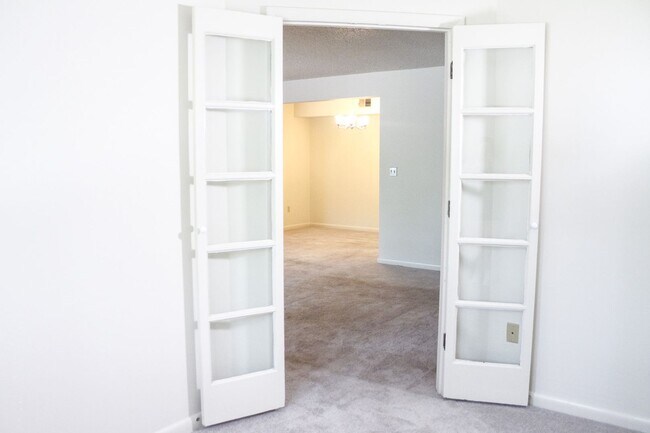 Building Photo - One Bedroom with a Den at Turtle Creek!