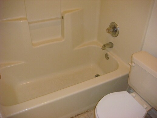 Building Photo - 3 Bedroom/ 2 Bathroom Available in August!