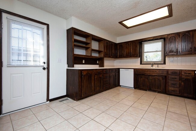 Building Photo - 3839 N Stewart Ave