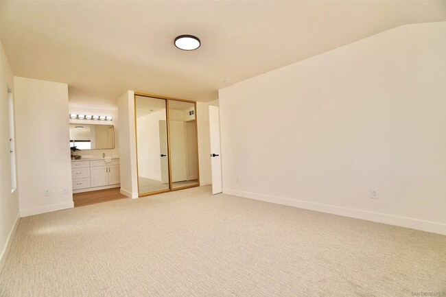 Building Photo - Plaza Otonal - MOVE-IN SPECIAL!! 1/2 Off 1...