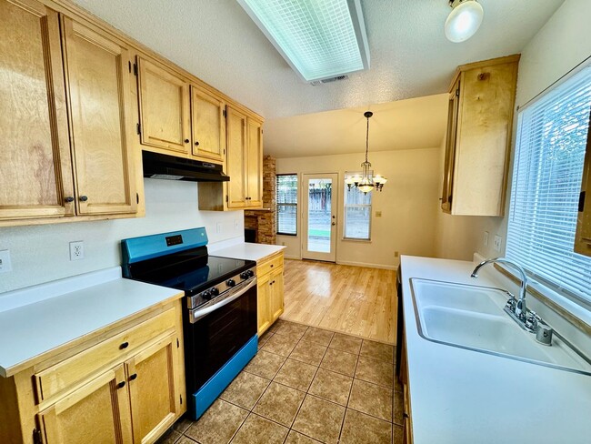 Building Photo - REDUCED!!  Great Location in College Green...