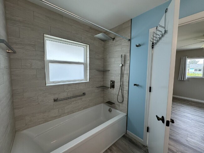 Building Photo - "Charming 3-Bedroom Home in Englewood!"