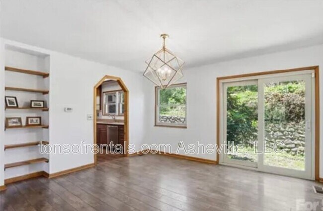 Building Photo - 207 Wood Dale Dr