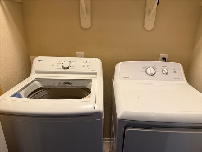 Building Photo - 2231 Naomi St