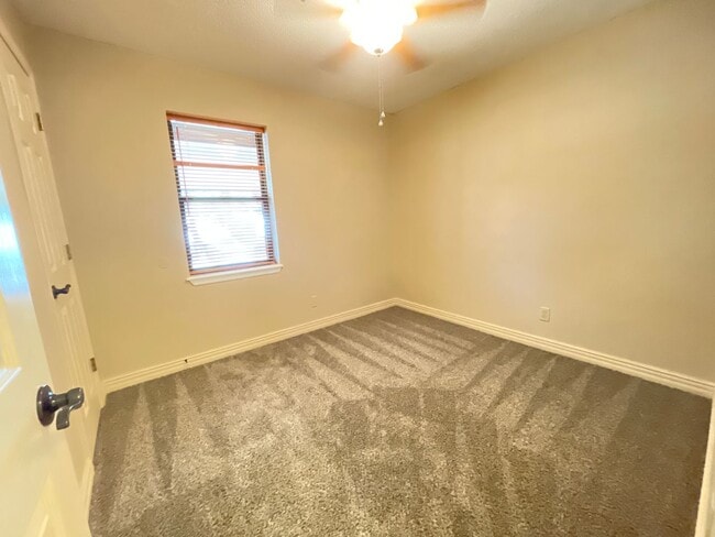 Building Photo - Charming 3-Bedroom with Fenced Yard & Cove...