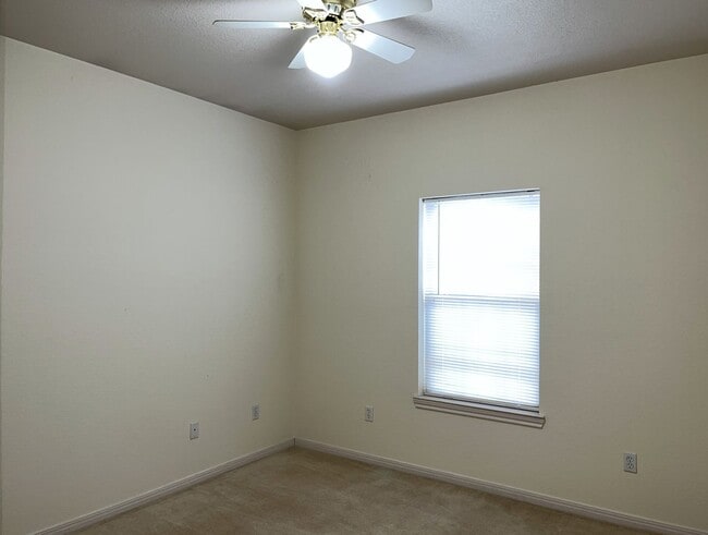 Building Photo - Duplex in Surrey Ridge!