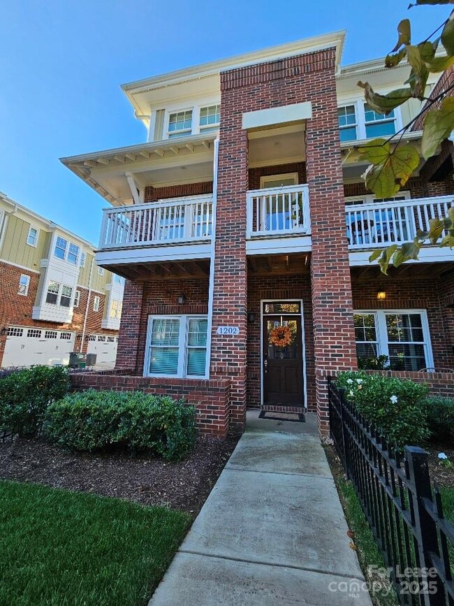 Primary Photo - 1202 Macomb Pl