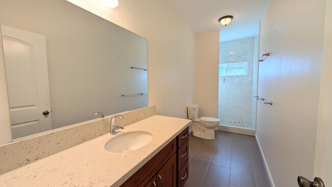 Building Photo - Spacious 4 bed 3 bath home near Diamond Head