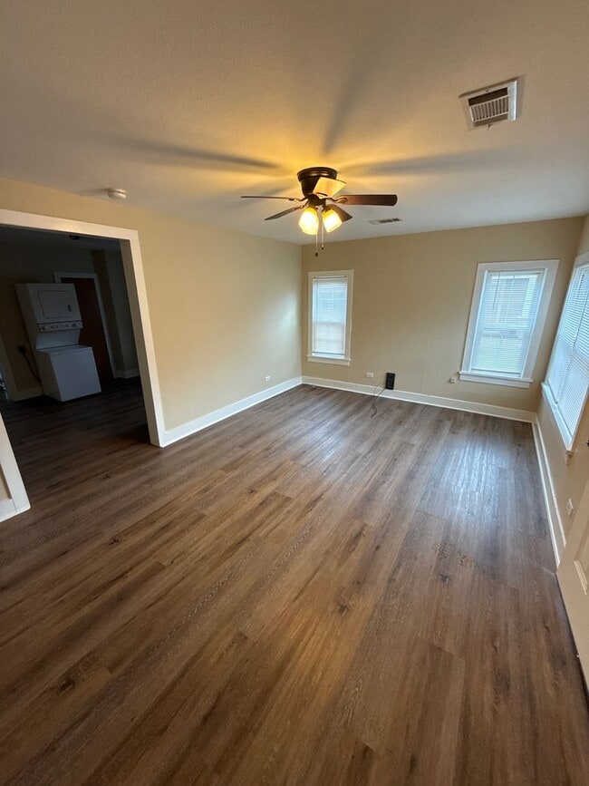 Building Photo - 1003 N El Paso Ave