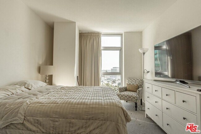 Building Photo - 13700 Marina Pointe Dr