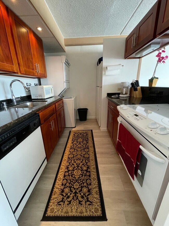 Building Photo - 2 Bed 2 Bath 1 Parking at Marco Polo Apart...