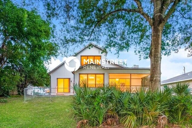 Building Photo - 3 Bedroom Pet-Friendly Home in SARASOTA, FL with Main Street Renewal