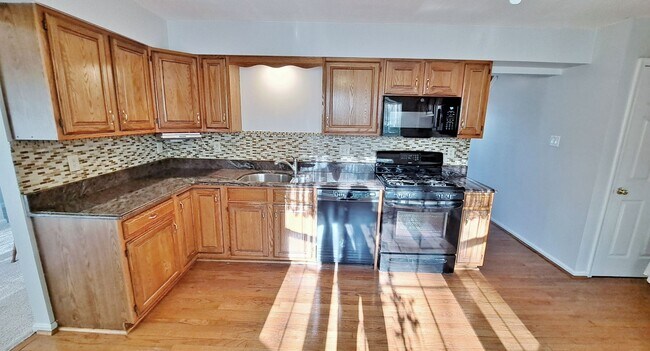 Building Photo - 3 Bed / 3 Bath Single Family Home
