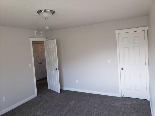 Building Photo - Brand New Springville Townhome