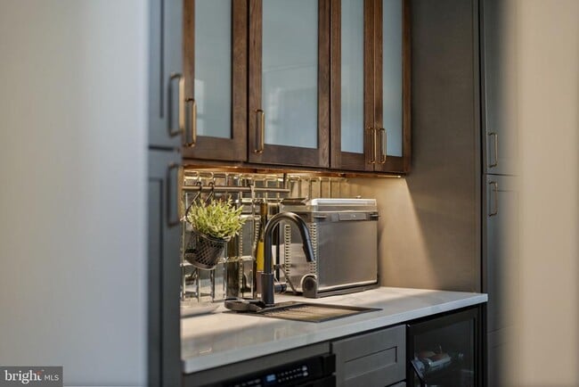 Building Photo - 526 E Thompson St