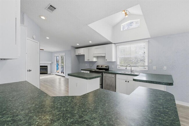 Building Photo - 931 Sycamore Creek Dr